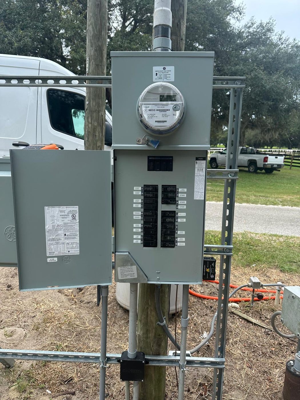 Medidor y panel en poste